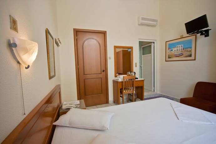 Imagen de la habitación del Hotel Lena, Heraklion. Foto 17