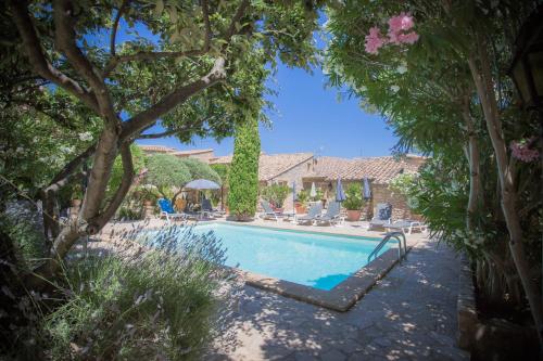 Imagen de la piscina del Hotel L'enclos Des Lauriers Roses. Foto 9