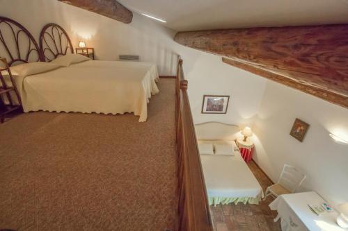 Imagen de la habitación del Hotel L'enclos Des Lauriers Roses. Foto 5