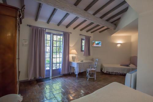 Imagen de la habitación del Hotel L'enclos Des Lauriers Roses. Foto 6