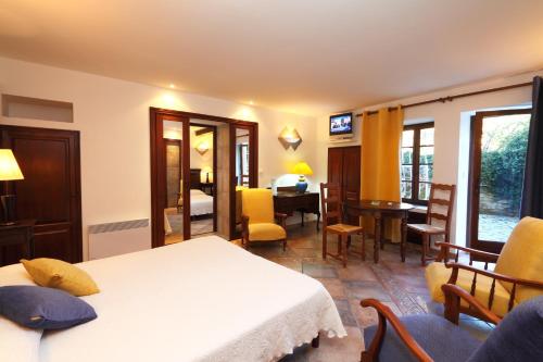 Imagen de la habitación del Hotel L'enclos Des Lauriers Roses. Foto 7