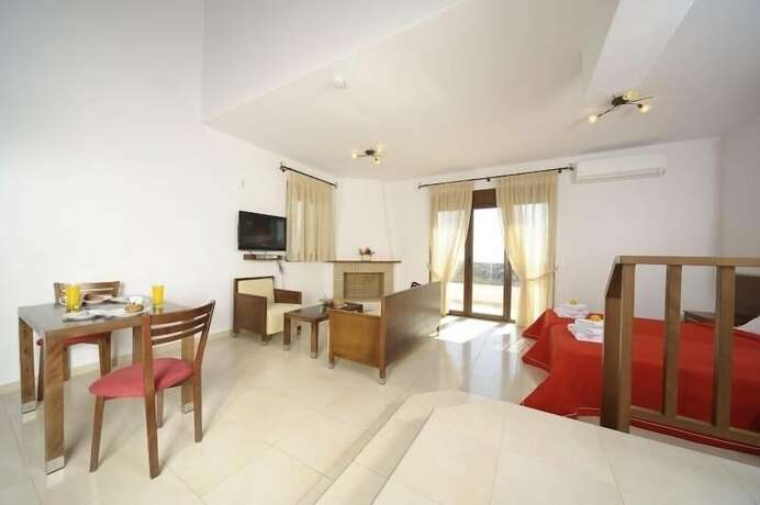 Imagen de la habitación del Hotel Lenikos Resort. Foto 17