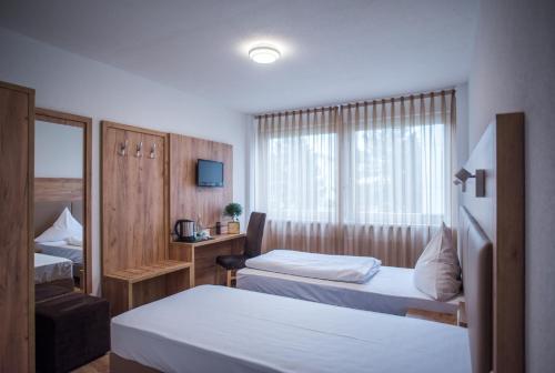 Imagen de la habitación del Hotel Leo, Eggenstein-Leopoldshafen. Foto 7