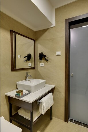 Imagen de la habitación del Hotel Leo Suites. Foto 16
