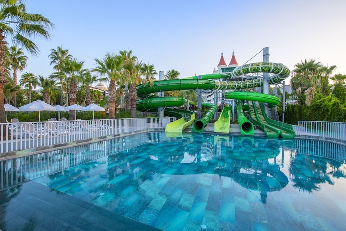 Imagen de la piscina del Hotel Leodikya Kirman Premium. Foto 17