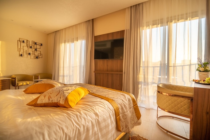Imagen de la habitación del Hotel Leonardo Boutique Larnaca. Foto 6