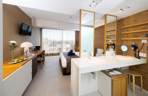 Imagen de la habitación del Hotel Leonardo Boutique Mallorca Port Portals - Adults Only. Foto 14