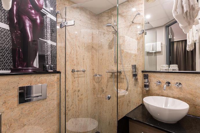 Imagen de la habitación del Hotel Leonardo Boutique Museumhotel. Foto 18