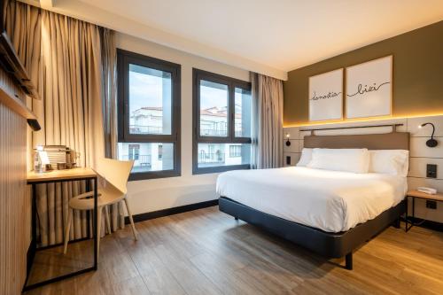Imagen de la habitación del Hotel Leonardo Boutique San Sebasti&aacute;n. Foto 8