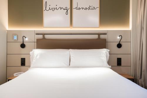 Imagen de la habitación del Hotel Leonardo Boutique San Sebasti&aacute;n. Foto 11