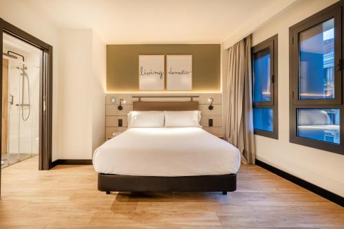 Imagen de la habitación del Hotel Leonardo Boutique San Sebasti&aacute;n. Foto 13