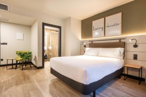 Imagen de la habitación del Hotel Leonardo Boutique San Sebasti&aacute;n. Foto 15