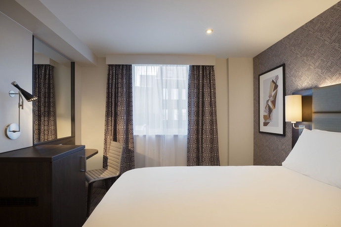 Imagen de la habitación del Hotel Leonardo Chester. Foto 11