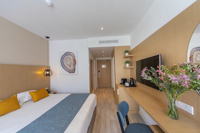Imagen de la habitación del Hotel Leonardo Crystal Cove and Spa by the sea - Adults Only. Foto 6