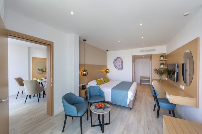 Imagen de la habitación del Hotel Leonardo Crystal Cove and Spa by the sea - Adults Only. Foto 8