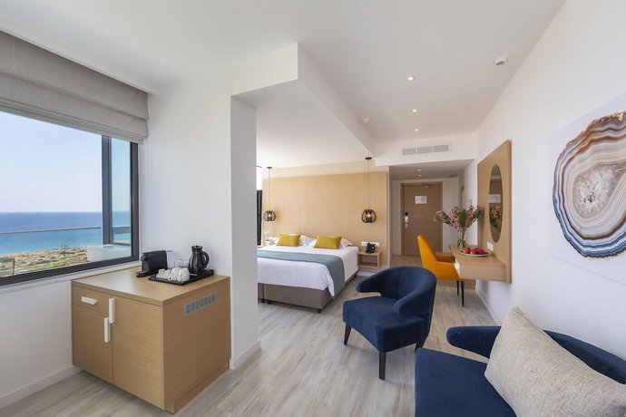 Imagen de la habitación del Hotel Leonardo Crystal Cove and Spa by the sea - Adults Only. Foto 9