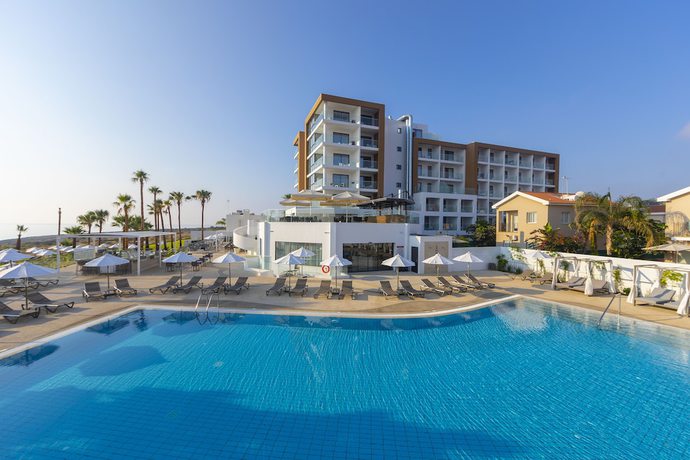 Imagen general del Hotel Leonardo Crystal Cove and Spa by the sea - Adults Only. Foto 1