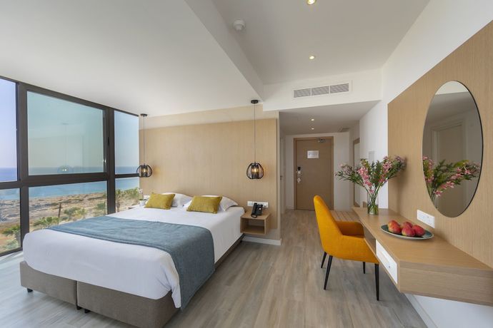 Imagen de la habitación del Hotel Leonardo Crystal Cove and Spa by the sea - Adults Only. Foto 10