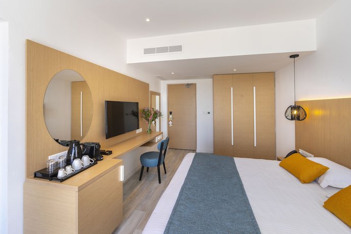 Imagen de la habitación del Hotel Leonardo Crystal Cove and Spa by the sea - Adults Only. Foto 11