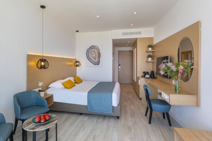 Imagen de la habitación del Hotel Leonardo Crystal Cove and Spa by the sea - Adults Only. Foto 12