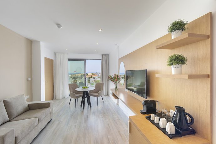 Imagen de la habitación del Hotel Leonardo Crystal Cove and Spa by the sea - Adults Only. Foto 13