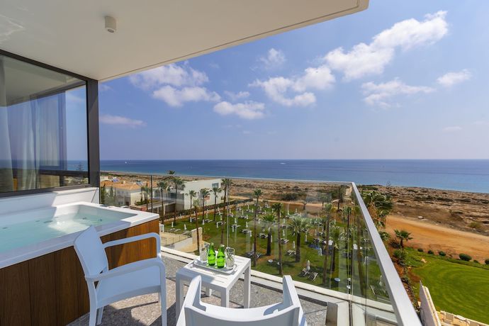Imagen de la habitación del Hotel Leonardo Crystal Cove and Spa by the sea - Adults Only. Foto 14
