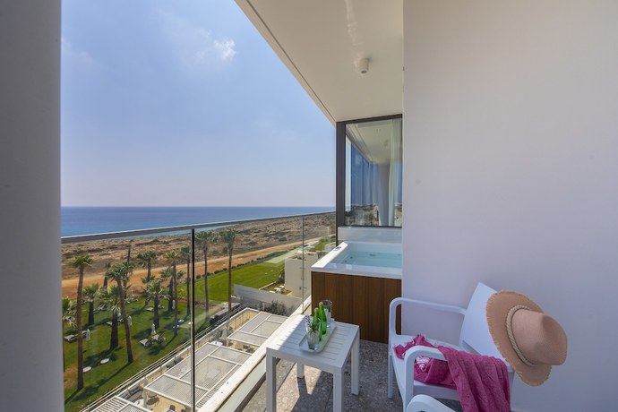 Imagen de la habitación del Hotel Leonardo Crystal Cove and Spa by the sea - Adults Only. Foto 15