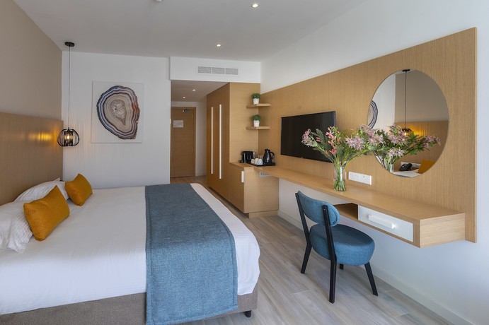 Imagen de la habitación del Hotel Leonardo Crystal Cove and Spa by the sea - Adults Only. Foto 16