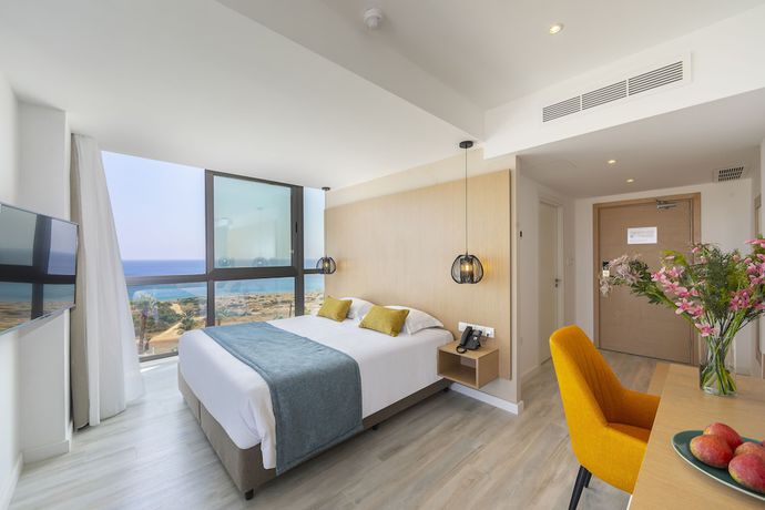 Imagen de la habitación del Hotel Leonardo Crystal Cove and Spa by the sea - Adults Only. Foto 17