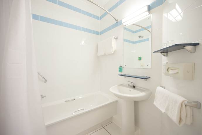 Imagen de la habitación del Hotel Leonardo Derby. Foto 4