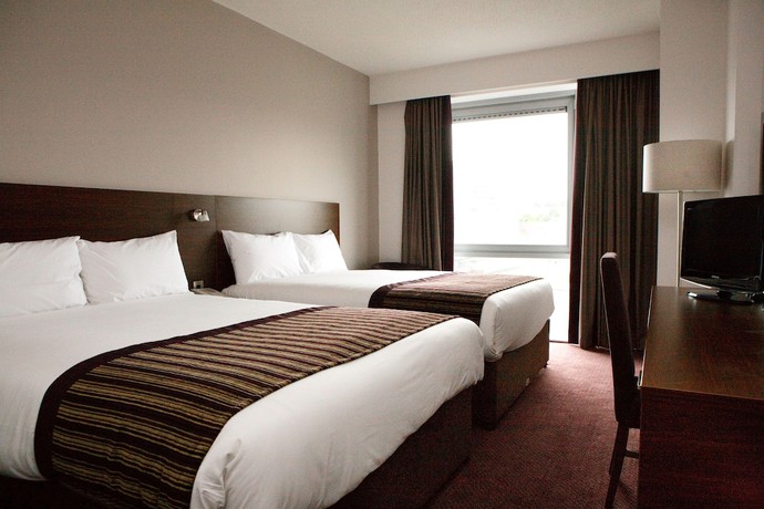 Imagen de la habitación del Hotel Leonardo Derby. Foto 15