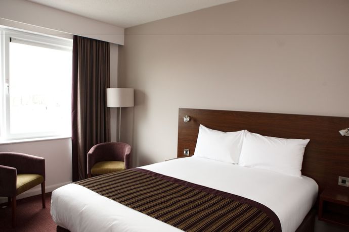 Imagen de la habitación del Hotel Leonardo Derby. Foto 16