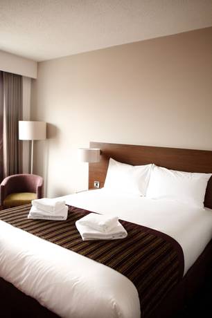 Imagen de la habitación del Hotel Leonardo Derby. Foto 17