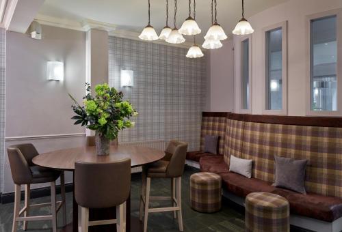 Imagen del bar/restaurante del Hotel Leonardo Edinburgh City. Foto 8