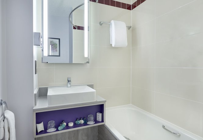 Imagen de la habitación del Hotel Leonardo Exeter. Foto 15