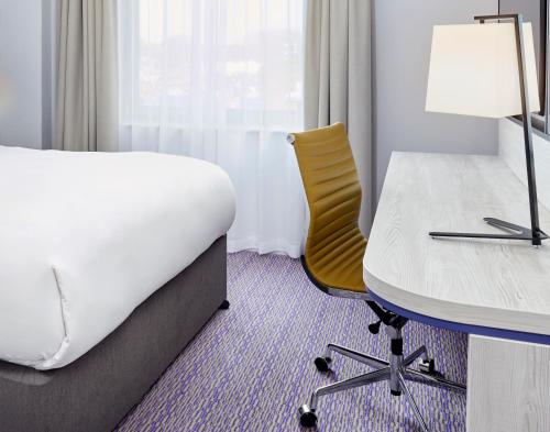 Imagen de la habitación del Hotel Leonardo Exeter. Foto 18