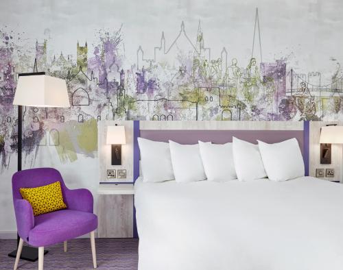 Imagen de la habitación del Hotel Leonardo Exeter. Foto 20