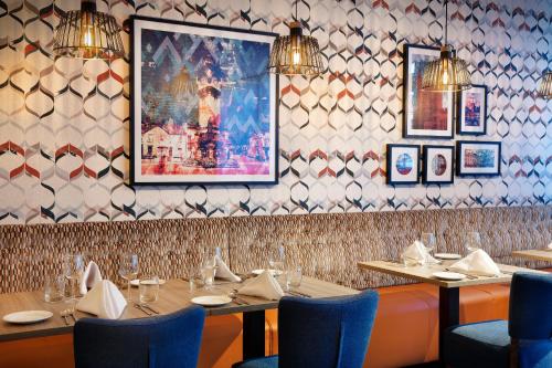 Imagen del bar/restaurante del Hotel Leonardo Exeter. Foto 13