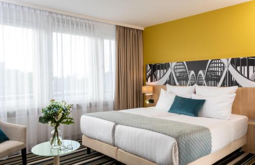 Imagen de la habitación del Hotel Leonardo Hamburg Elbbruken. Foto 16