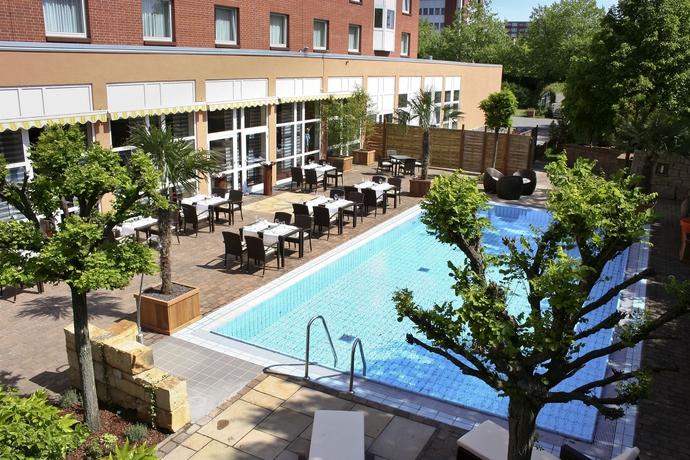 Imagen de la piscina del Hotel Leonardo Hannover Medical Park. Foto 17