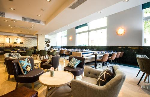 Imagen del bar/restaurante del Hotel Leonardo Hotel Barcelona Gran Via. Foto 12