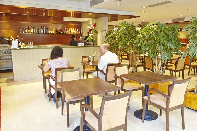 Imagen del bar/restaurante del Hotel Leonardo Hotel Barcelona Gran Via. Foto 4