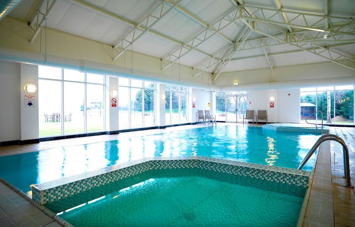 Imagen de la piscina del Hotel Leonardo Hotel Cheltenham. Foto 7