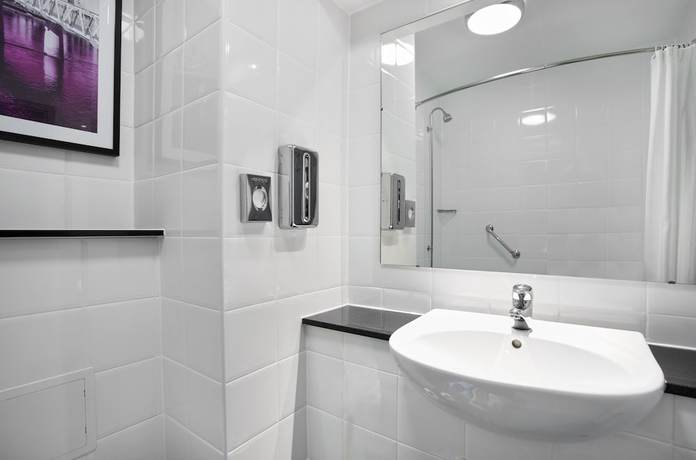 Imagen de la habitación del Hotel Leonardo Inverness. Foto 3