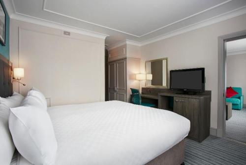 Imagen de la habitación del Hotel Leonardo Inverness. Foto 14