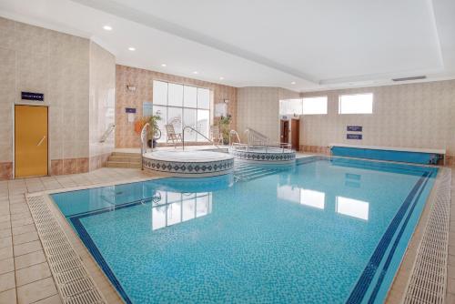 Imagen de la piscina del Hotel Leonardo Inverness. Foto 20
