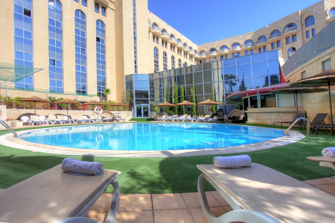 Imagen de la piscina del Hotel Leonardo Jerusalem. Foto 16
