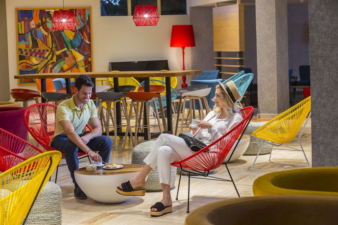 Imagen del bar/restaurante del Hotel Leonardo Laura Beach and Splash Resort. Foto 2