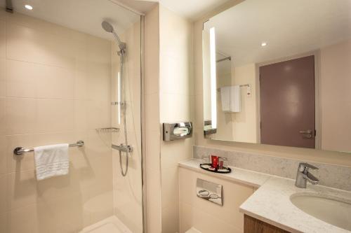Imagen de la habitación del Hotel Leonardo London Heathrow Airport. Foto 13