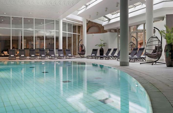 Imagen de la piscina del Hotel Leonardo Mainz. Foto 14